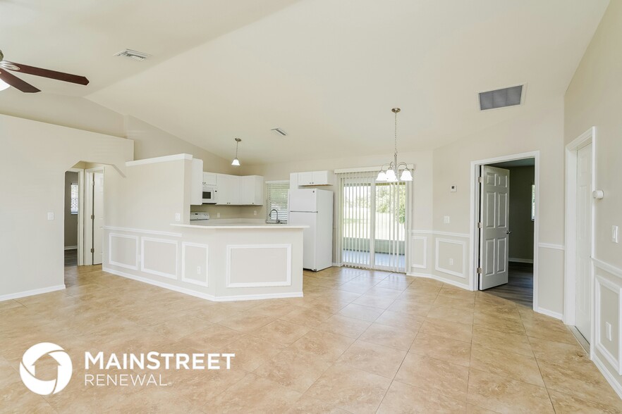 Building Photo - 820 SW 11th Ct