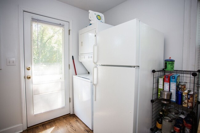 Building Photo - Cute and Quiet West Side Duplex!