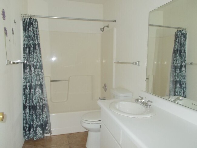 Building Photo - 2 Bed / 2 Bath Fully Furnished Condo – Top Floor Living!