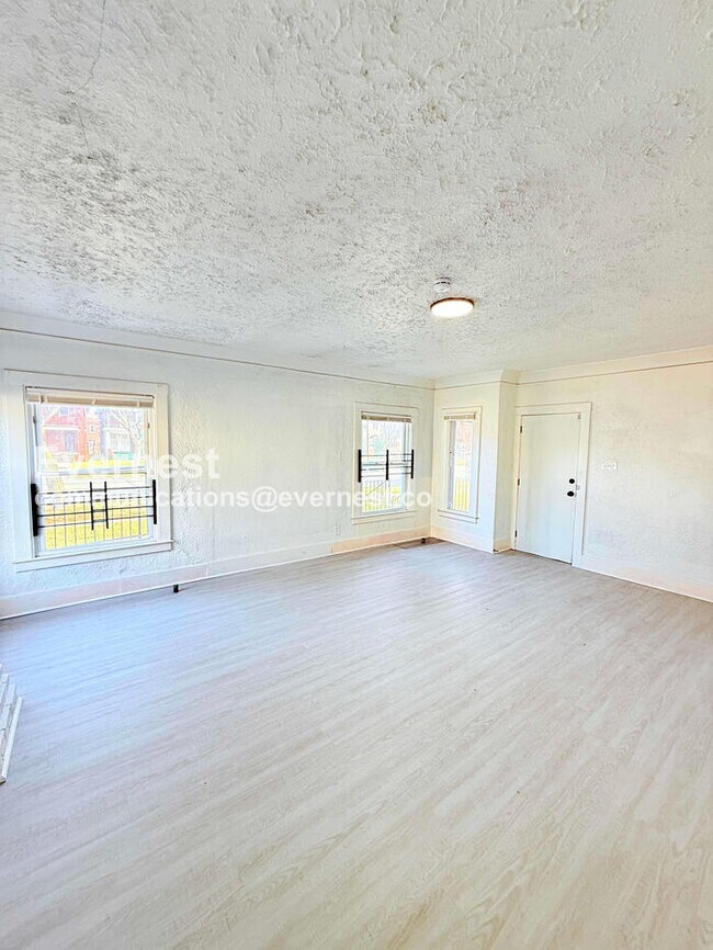 Building Photo - 3 Bed/1 Bath Home with Laundry Hookups / Pet-Friendly / Vouchers Accepted / Available Soon!