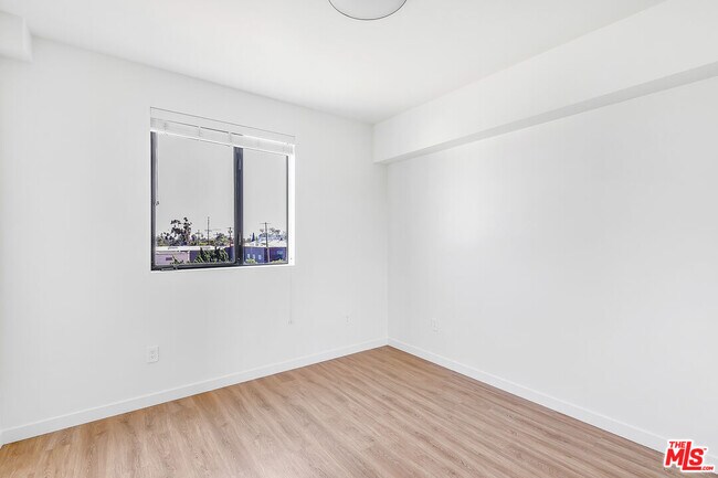 Building Photo - 747 Lillian Way