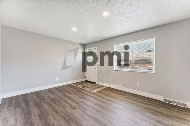 Building Photo - 4056 Carlton Ave