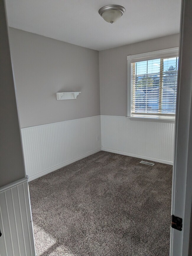 Building Photo - Updated 4 bedroom 3 bath Home