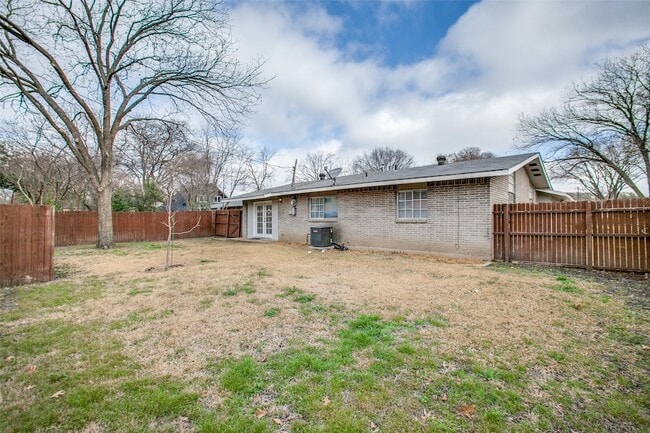 Building Photo - 811 Brentwood Ln