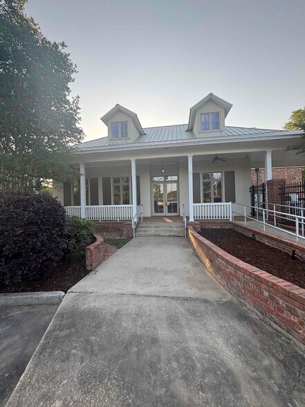 Building Photo - 11585 Juban Parc Ave