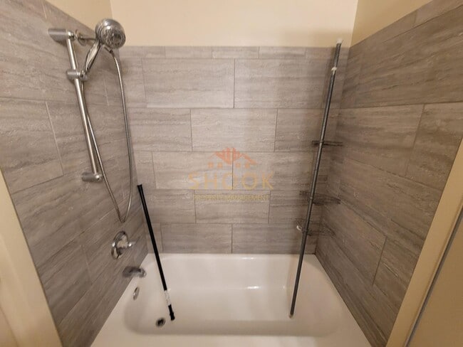 Building Photo - METICULOUSLY MAINTAINED COZY HOME