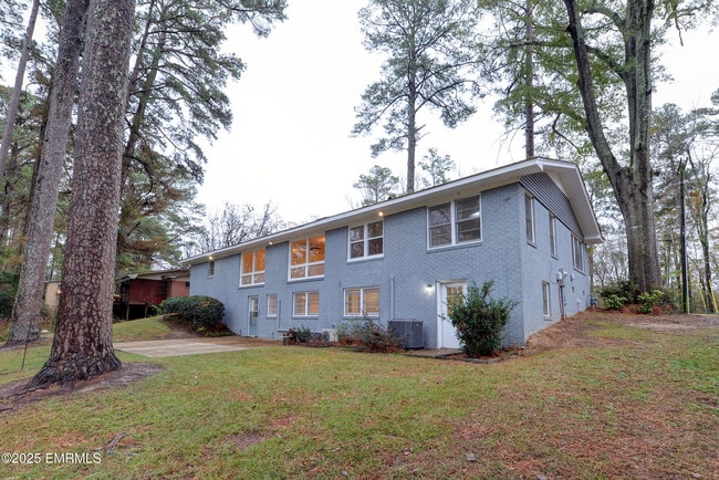 Building Photo - 1390 N Hills St