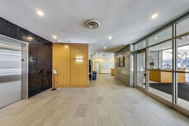 Building Photo - 2930 N Sheridan Rd