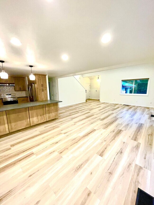 Building Photo - Stunning Riverfront Home in Sun Country