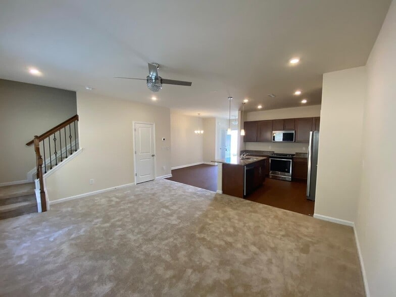 Building Photo - 317 White Oak Ridge Dr