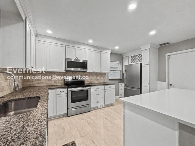 Building Photo - 3 Bed/2 Bath Home with Fenced Yard & Garage / Available Now!