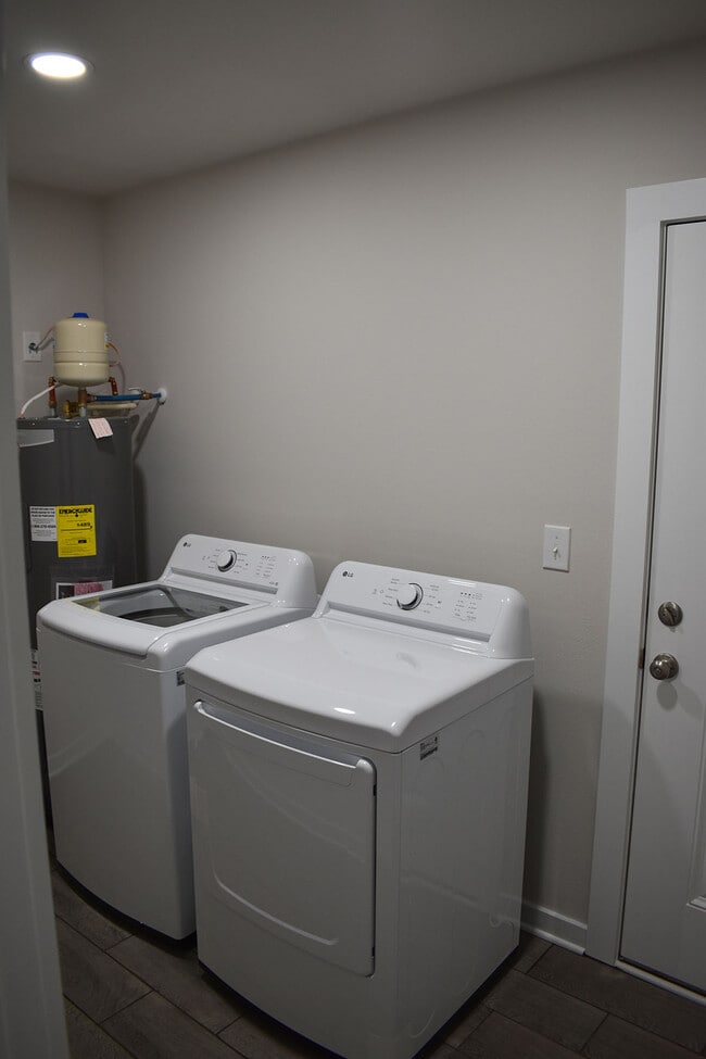 Building Photo - The Cottages of East Avenue