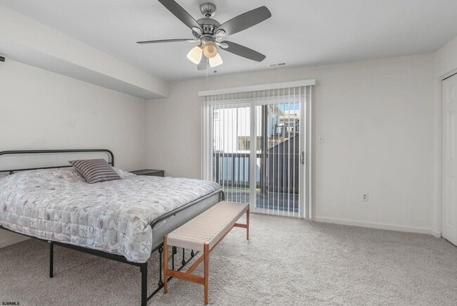 Building Photo - 413 W Beach Ave