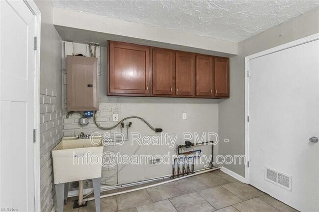 Building Photo - 640 E 261st St