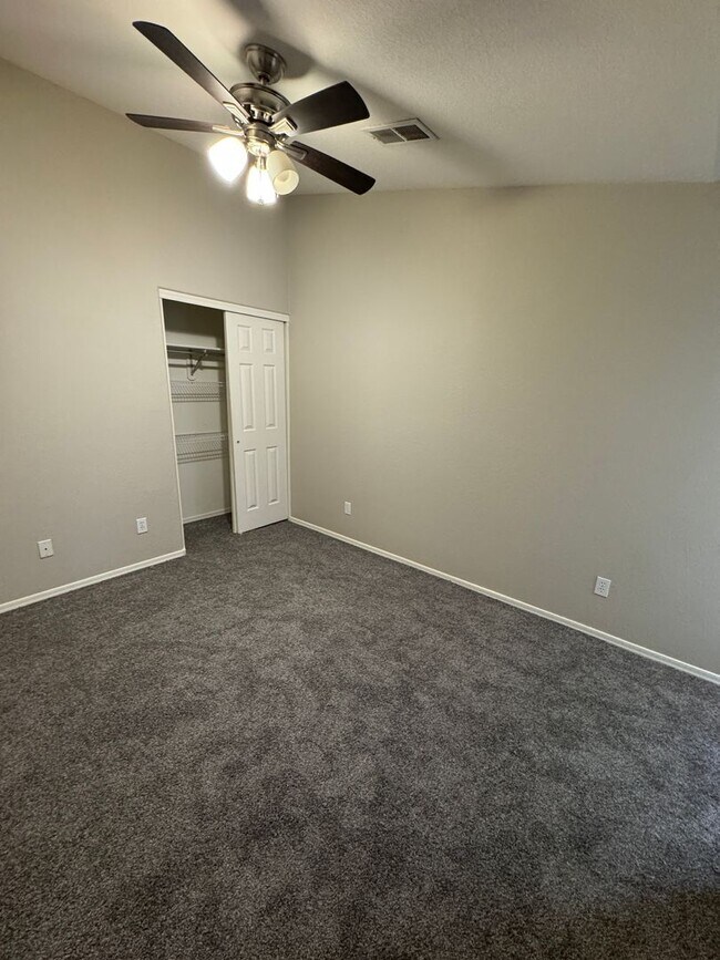 Building Photo - Beautiful 2 Bedroom 2 bath single level fo...
