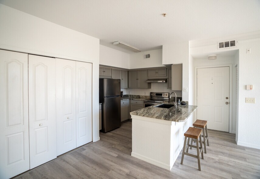 Building Photo - 4142 Central Sarasota Pky