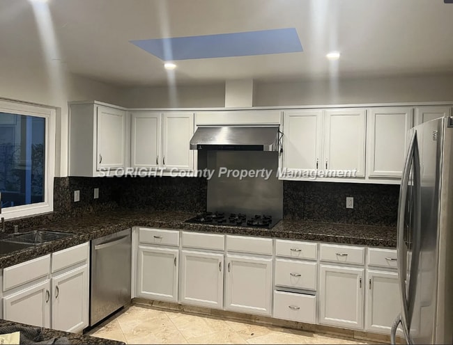 Building Photo - AVAILABLE JULY - 4 Bedroom / 3 bath