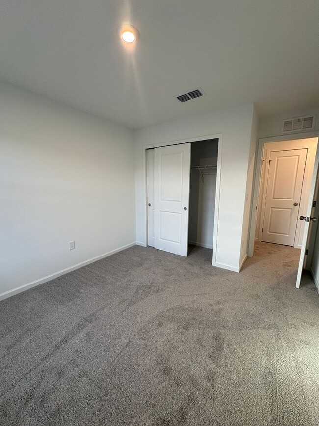 Building Photo - Modern 3-Bed, 3-Bath Townhome in Winter Sp...