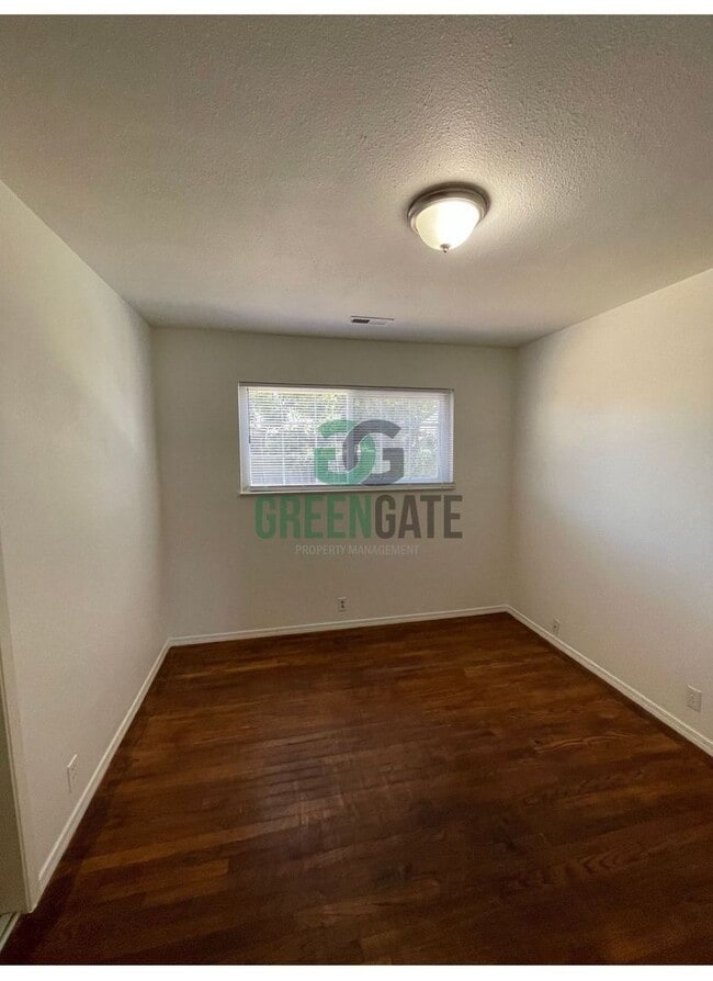 Building Photo - BEAUTIFUL 3 BEDROOM 2 BATH HOME MOVE IN RE...