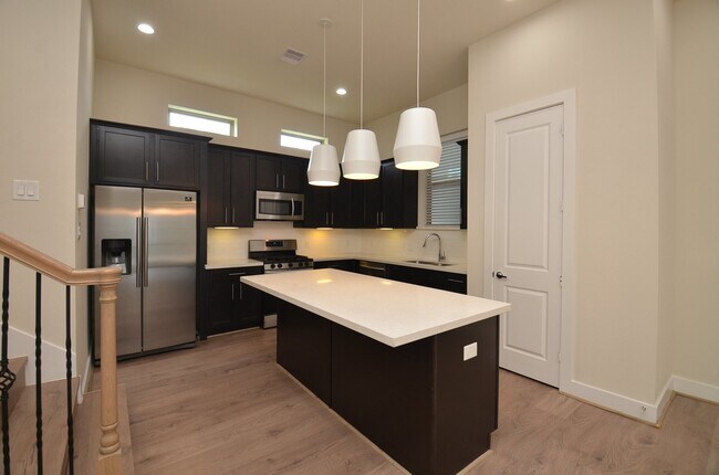 Building Photo - 2616 Riverside Dr