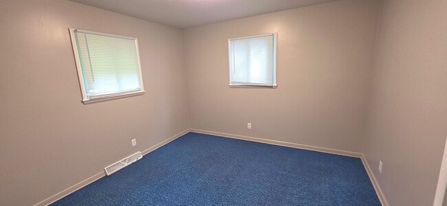 Building Photo - Beautiful 3 bedroom 2 bath! Southeast! $1295