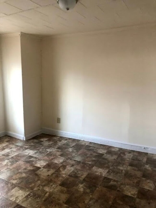 Building Photo - Two bedroom, 1 bath Quadplex in Burlington