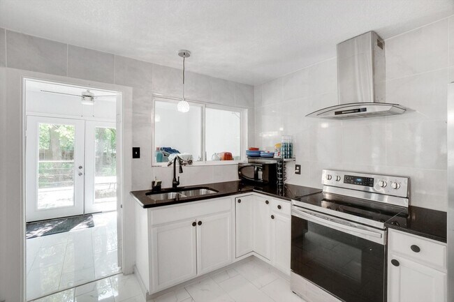 Building Photo - 624 Apache Trail