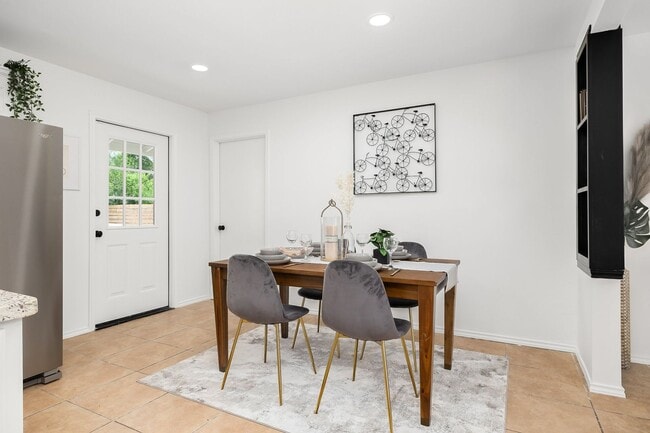 Building Photo - Sunny & Stylish Mission Home!