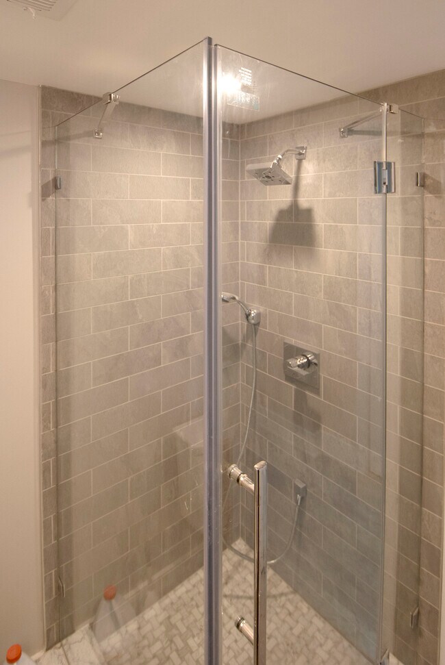 Building Photo - 4834 Larchwood Ave