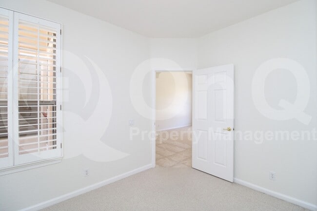 Building Photo - 902 E Desert Flower Ln