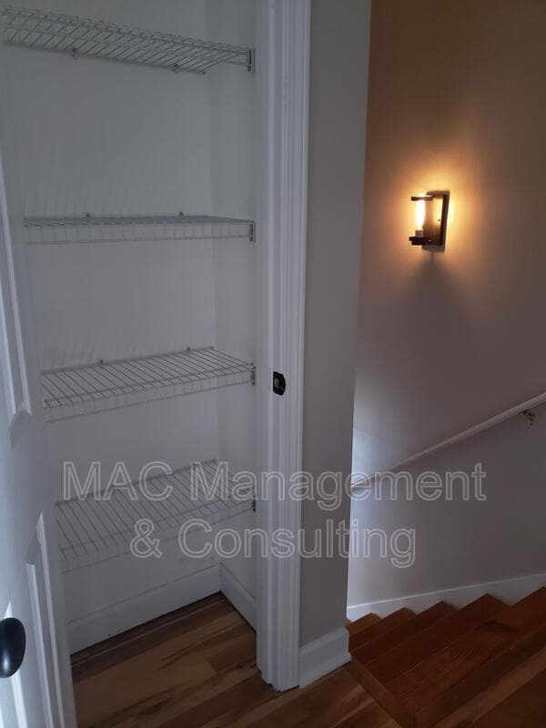 Building Photo - 1028 Nottingham Dr