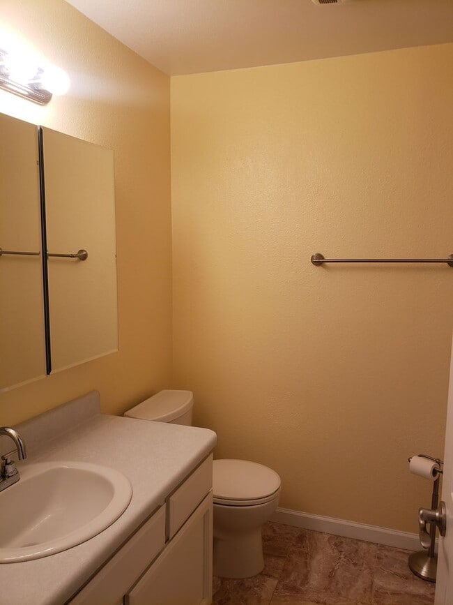 Building Photo - Cute 2 bedroom 1.5 bath Condo in Ashland!!