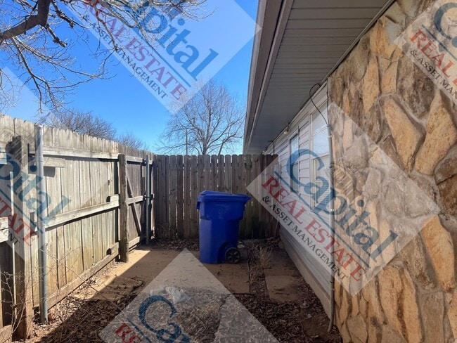 Building Photo - Charming 3 Bedroom