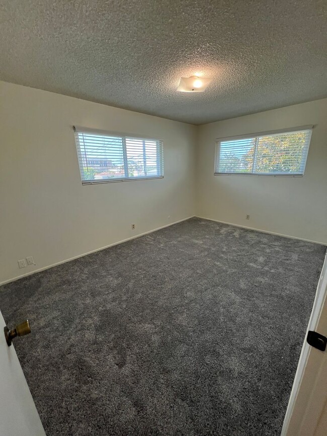 Building Photo - Just For You! Midtown Ventura prime location!