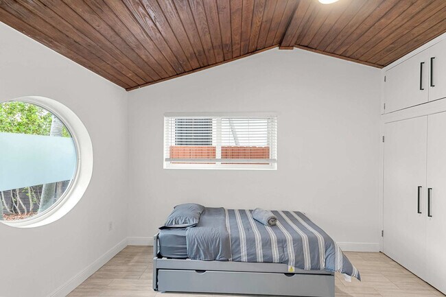 Building Photo - 443 NE 71st St