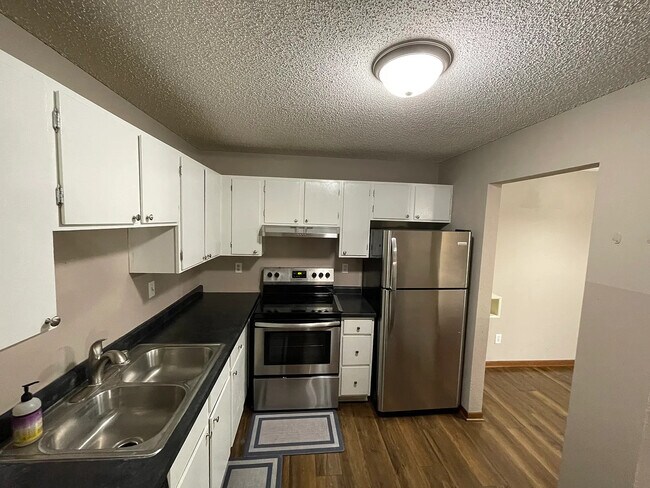 Building Photo - 3440 Golfview Dr