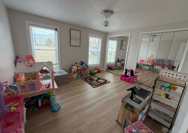 Building Photo - Roomy 5 Bedroom Home with Deck in Christiansburg