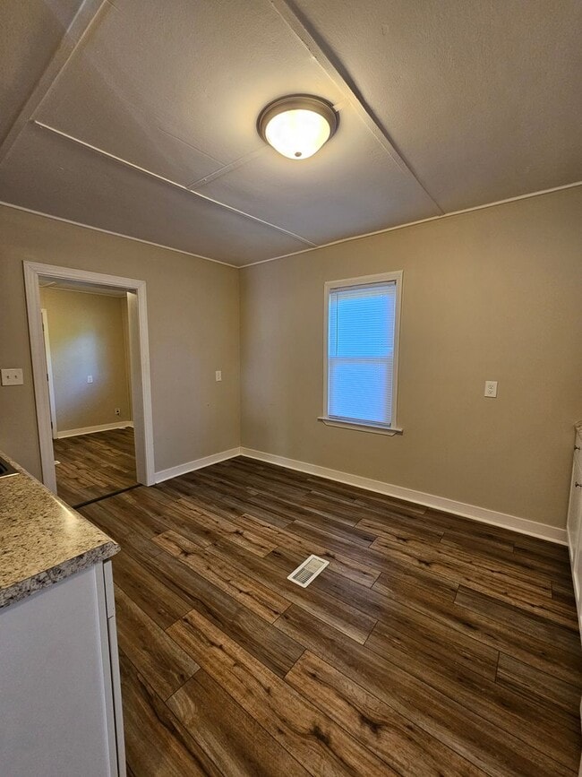 Building Photo - 2 bed 1 bath with Garage