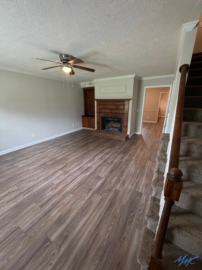 Building Photo - 2558 Oak Hill Dr
