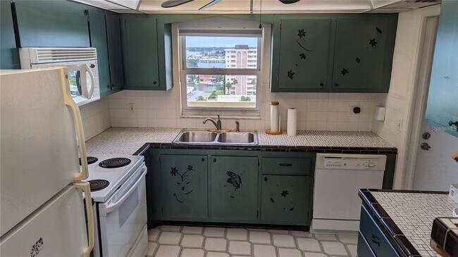 Building Photo - 4775 Cove Cir