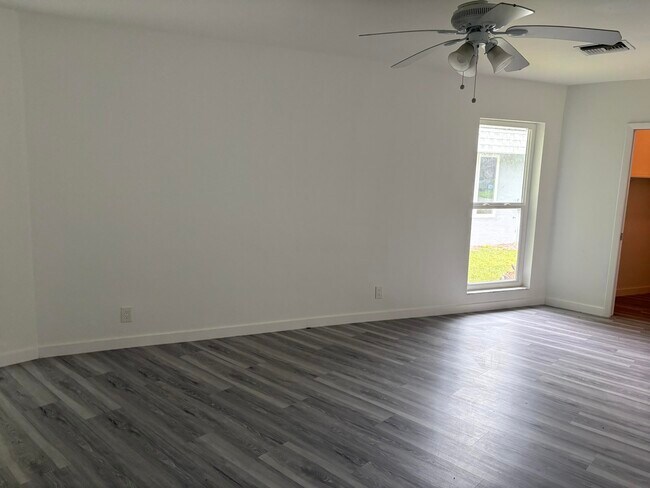 Building Photo - 5904 Cedar Cir