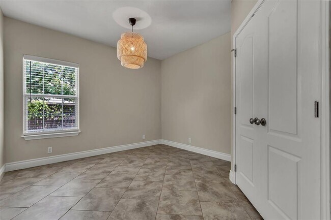 Building Photo - 140 Oak Plaza Dr