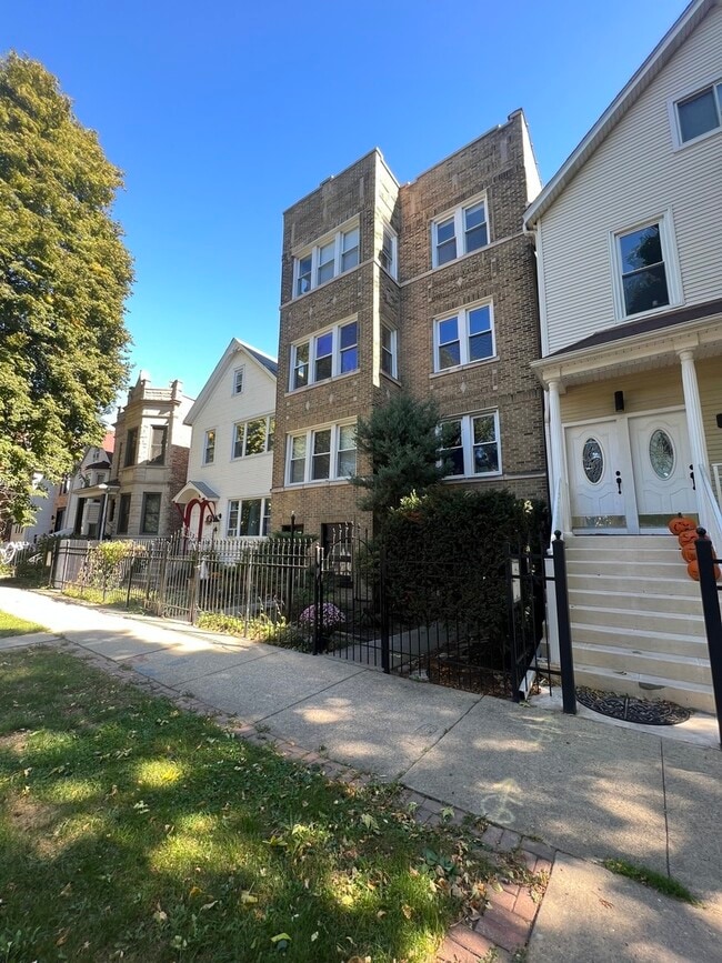 Building Photo - 2439 N Francisco Ave