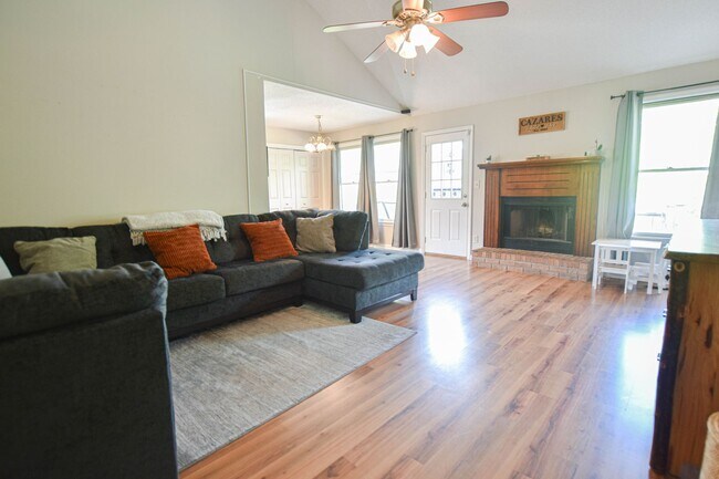 Building Photo - Pet Friendly Three Bedroom!