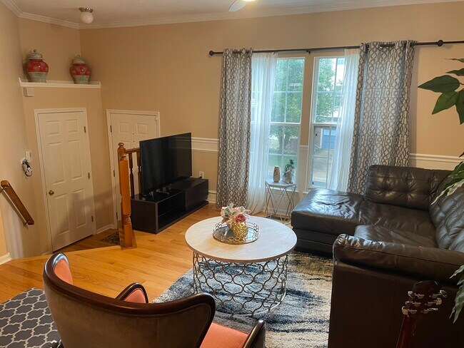 Living room - 42 Beacon Hill Ct