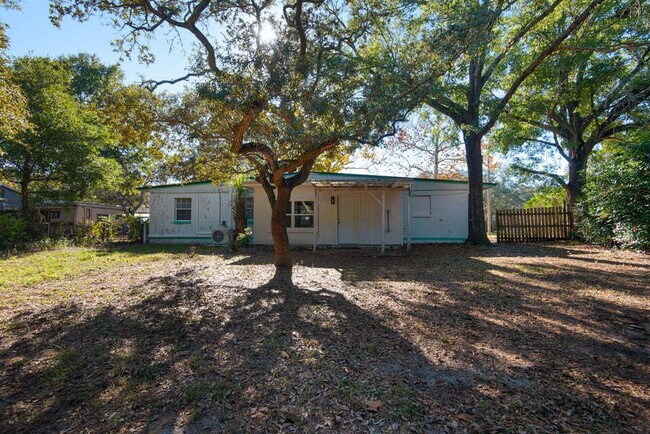 Building Photo - "Charming 3-Bedroom Home in Fort Walton Beach!"