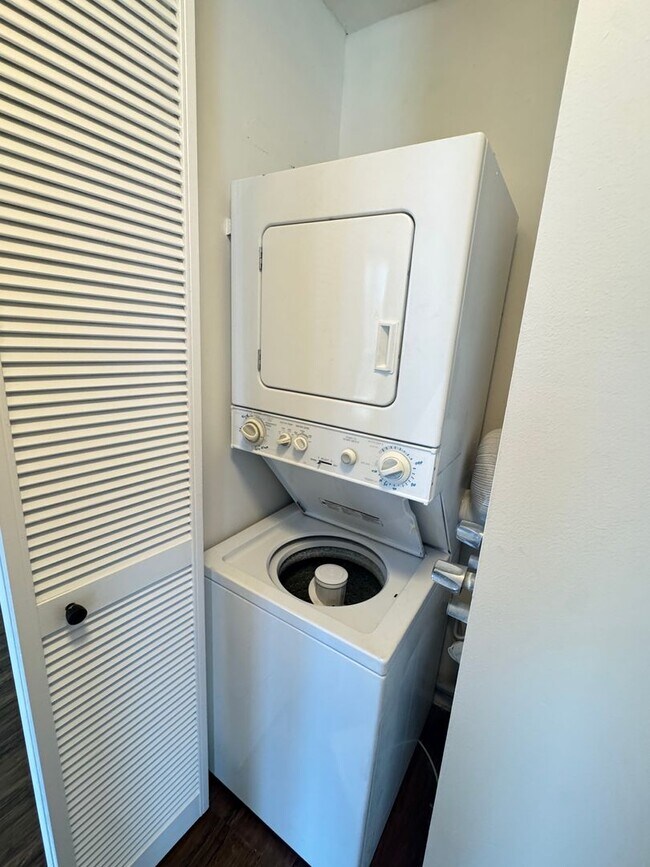 Building Photo - 1 Bed / 1 Bath | Utilities include | Near ...