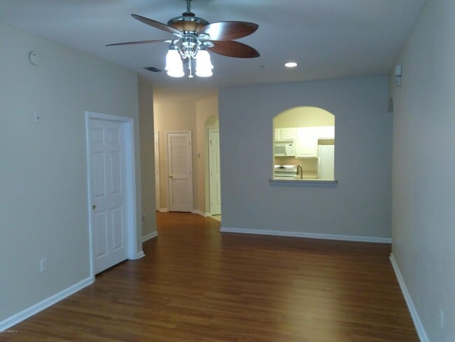Building Photo - 10550 Baymeadows Rd