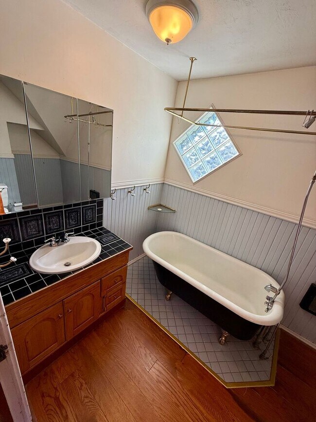 Building Photo - Victorian Charmer – 3 Bed, 1.75 Bath – Utilities Included!