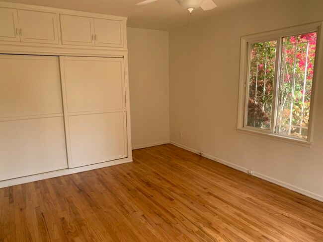 Building Photo - 408 N Doheny Dr